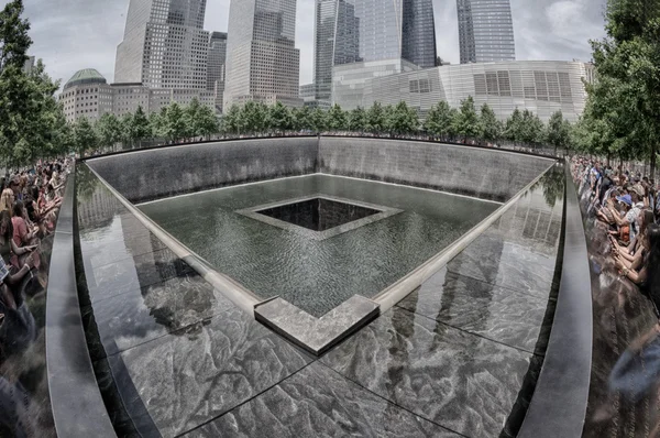 NUEVA YORK - EE.UU. - 13 DE JUNIO DE 2015 personas cerca de la torre de la libertad y 9 11 —  Fotos de Stock