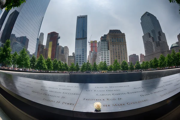 NEW YORK - USA - 13 JUNE 2015 people near freedom tower and 9 11 — Stock Photo, Image