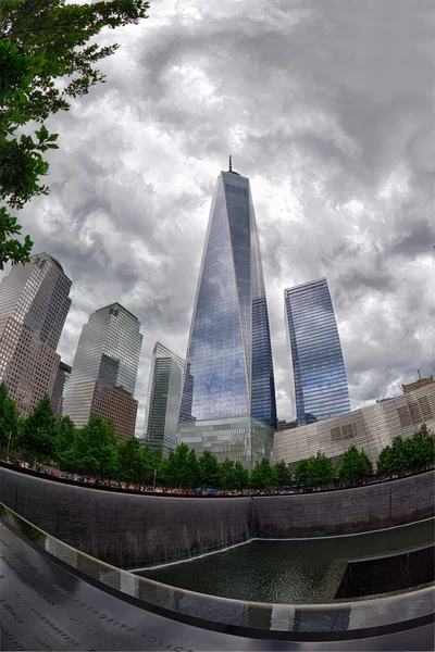 フリーダム タワーと 9 11 近くニューヨーク - アメリカ合衆国 - 2015 年 6 月 13 日の人々 — ストック写真