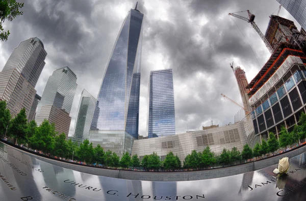 NEW YORK - USA - 13 JUNE 2015 people near freedom tower and 9 11 — Stock Photo, Image