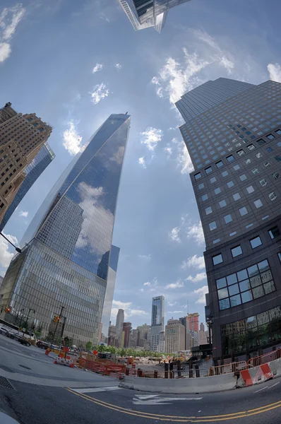 Нью-Йорк - США - 13 червня 2015 людей поблизу вежа свободи і 9-11 — стокове фото