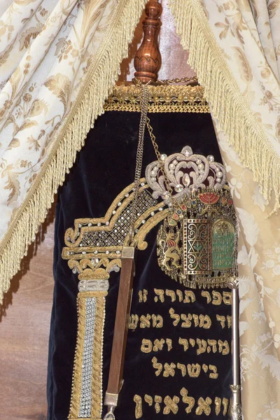 Torah bläddra bok på nära håll — Stockfoto