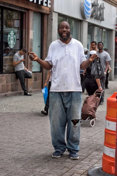 NEW YORK, USA - JUNE 15, 2015 - Homeless smiling for the camera in Harlem on weekday — Stock Photo, Image