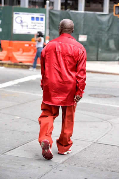 New York, Usa - 15 juni 2015 - röda klädda svart man vandrar i Harlem på vardag — Stockfoto