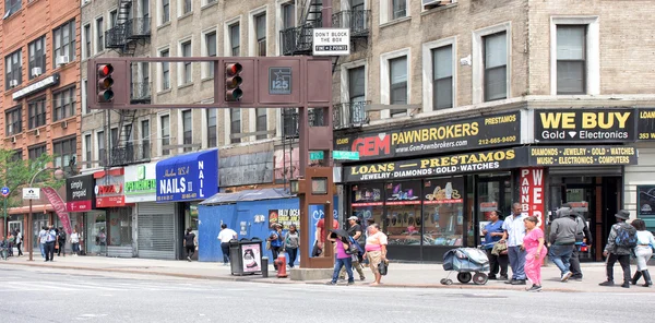 New York, ABD - 15 Haziran 2015 - insanlar Harlem'de haftanın günü