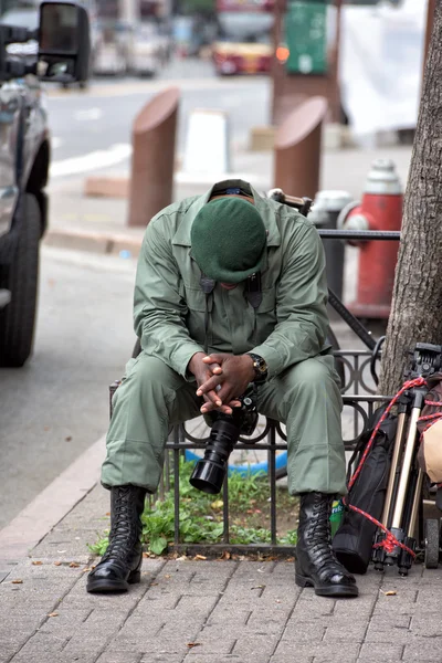 Nowy Jork, Usa - 15 czerwiec 2015 - A zmęczony fotograf w Harlemie — Zdjęcie stockowe