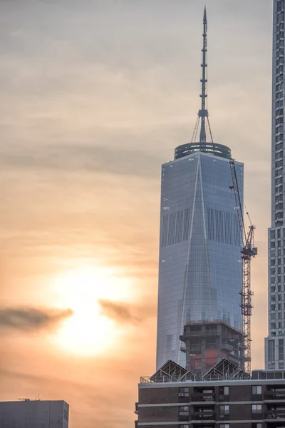 NOVA IORQUE - EUA - 13 DE JUNHO DE 2015 edifícios antigos e novos em Manhattan — Fotografia de Stock