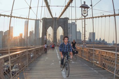 New York - ABD - 12 Haziran 2015 insanlar manhattan köprüyü geçtikten 