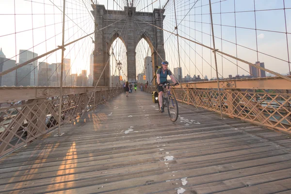 NEW YORK - USA - JUNE, 12 2015 people crossing manhattan bridge — Stock Photo, Image