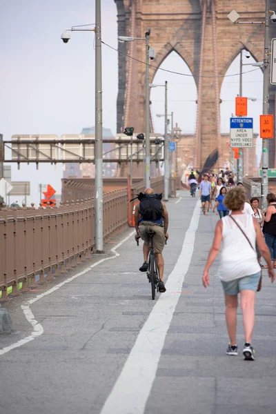 NEW YORK - USA - JUNE, 12 2015 people crossing manhattan bridge — Stock Photo, Image