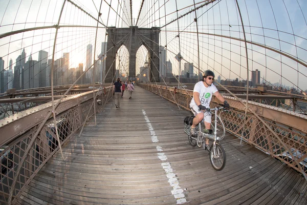 NEW YORK - USA - JUNE, 12 2015 people crossing manhattan bridge — Stock Photo, Image