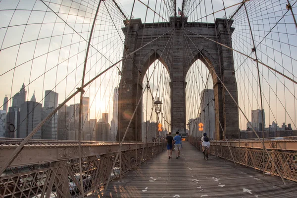 New York - ABD - 12 Haziran 2015 insanlar manhattan köprüyü geçtikten — Stok fotoğraf