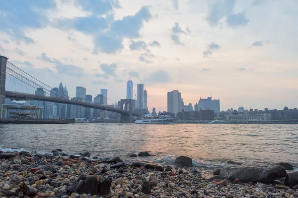 Sunset under manhattan bridge in new york — Stock Photo, Image