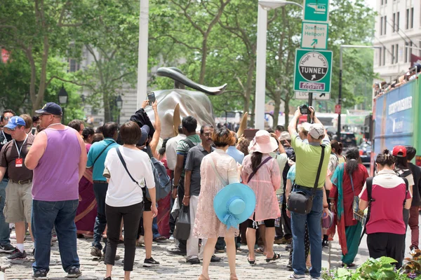 New york - usa - 11 juni 2015 wall street bull finance symbol ist voll von menschen — Stockfoto