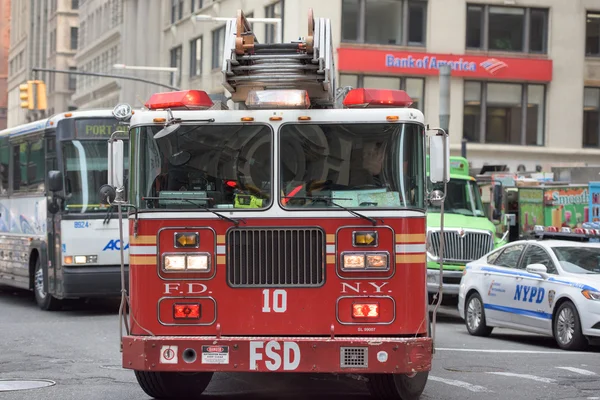 NUEVA YORK CITY - 12 JUNIO 2015 Camión bombero va a por fuego —  Fotos de Stock