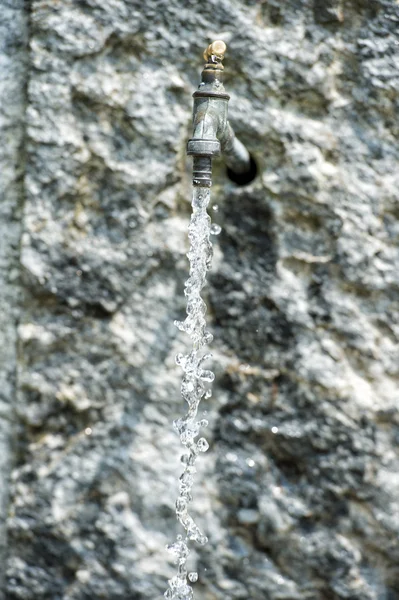 Вода из фонтана открытого крана — стоковое фото