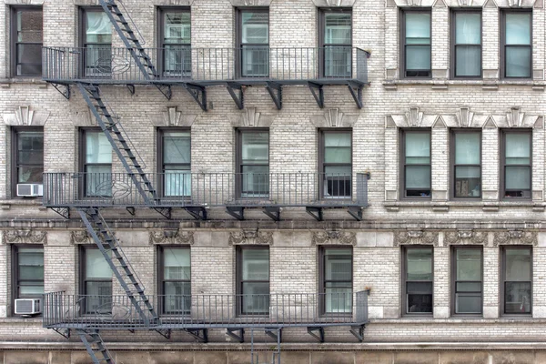 Нью-Йорк Манхэттенские здания детали пожарной лестницы — стоковое фото