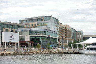 Oxon Hill, Md - 19 Haziran heykel National Harbor, 24 Ağustos 2013 Oxon Hill, Md ABD uyanış 2015. J. Seward Johnson Jr tarafından oluşturulan Earth'te gömülü bir dev ünlü 70 metrelik heykeli.