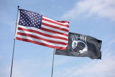 P.O.W bayrağı ile birlikte Amerikan bayrağı