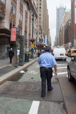 Manhattan demir ve cam gökdelen detay üzerinde polis 