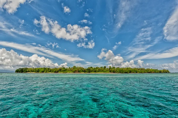 Siladen turquoise tropical paradise island — Stock Photo, Image