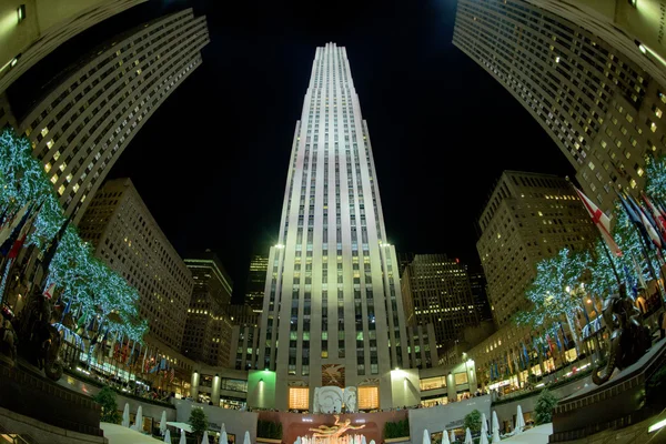 New York City - 13 juni 2015: Rockfeller Center wolkenkrabber's nacht verlicht — Stockfoto