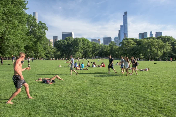 NEW YORK - États-Unis - 14 JUIN 2015 les gens à Central Park le dimanche ensoleillé — Photo