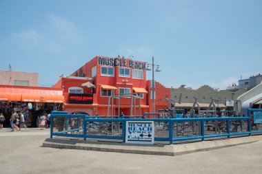 Los Angeles, ABD - 5 Ağustos 2014 - egzersiz kas Beach venice Beach siyah adamın 