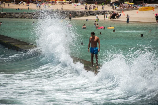 HONOLULU, USA - People having fun at waikiki beach — Stock Photo, Image
