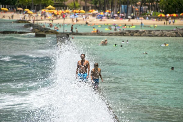 HONOLULU, USA - People having fun at waikiki beach — Stock Photo, Image