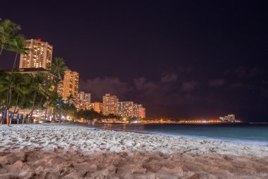 Honolulu, Amerika Birleşik Devletleri - Ağustos, 14 2014 - eğleniyor gece waikiki kumlu plajda insanlar