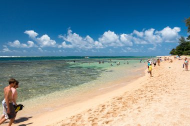 Honolulu, Amerika Birleşik Devletleri - Ağustos, 14 2014 - hawaii plajda eğlenmek insanlar
