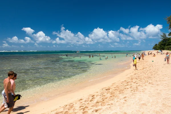HONOLULU, EE.UU. - 14 de agosto de 2014 - La gente se divierte en la playa de Hawai — Foto de Stock