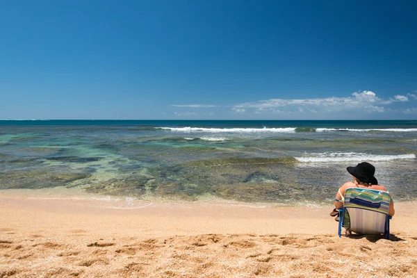 HONOLULU, EE.UU. - 14 de agosto de 2014 - La gente se divierte en la playa de Hawai — Foto de Stock