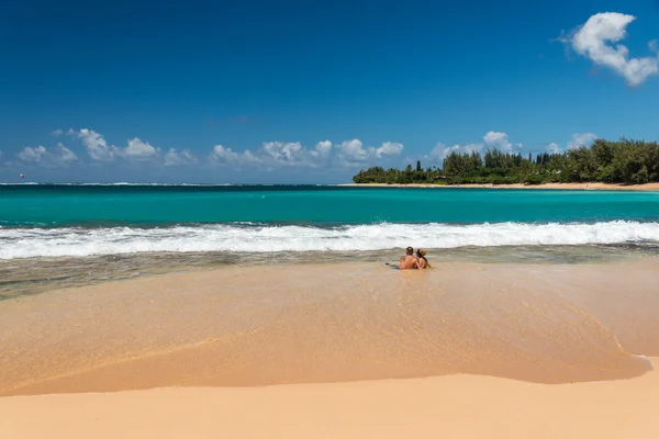 Honolulu, Stany Zjednoczone Ameryki - sierpnia, 14 2014 - ludzie zabawy na plaży na Hawajach — Zdjęcie stockowe