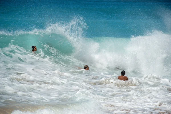 美国檀香山-2014 年 8 月 14 日-在夏威夷海滩玩的人 — 图库照片