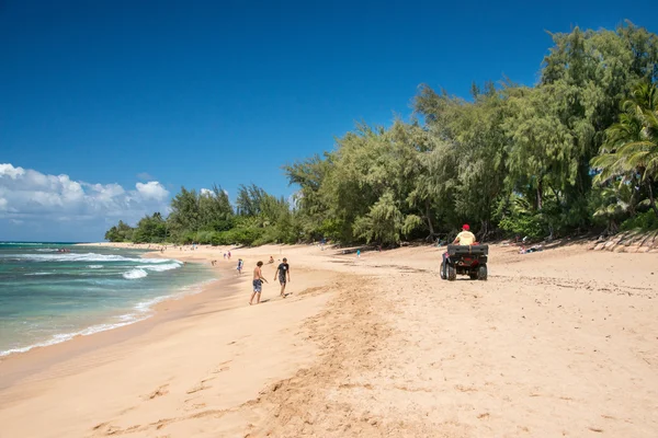 Honolulu, Stany Zjednoczone Ameryki - sierpnia, 14 2014 - ludzie zabawy na plaży na Hawajach — Zdjęcie stockowe