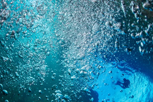 Burbujas de buceo en una cueva bajo el agua —  Fotos de Stock