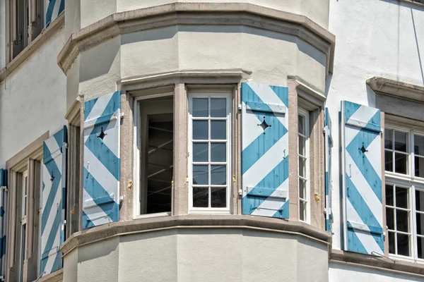 Švýcarský dům oknem vnější pohled — Stock fotografie