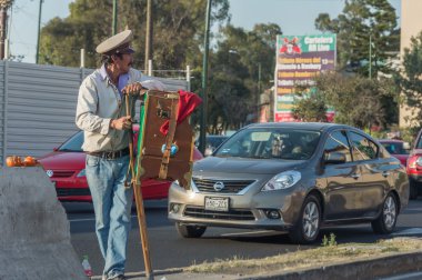 Mexico City, Meksika - Şubat, 9 2015 - zavallı adam el organ sokakta oynarken