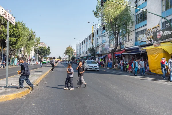 Mexico City, Meksika - Şubat, 9 2015 - zavallı çocuk sokakta
