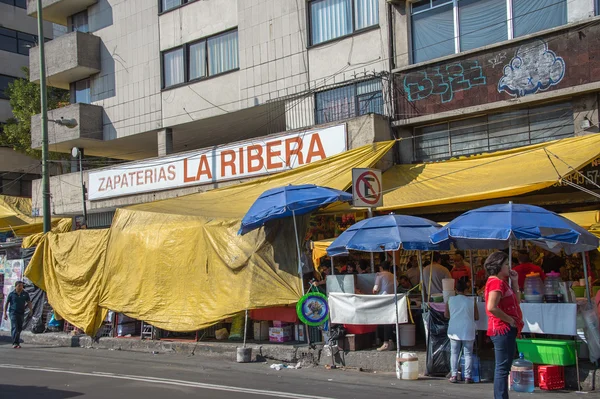 CIDADE DO MÉXICO, MÉXICO - FEVEREIRO, 9 2015 - Compras em lojas de rua — Fotografia de Stock