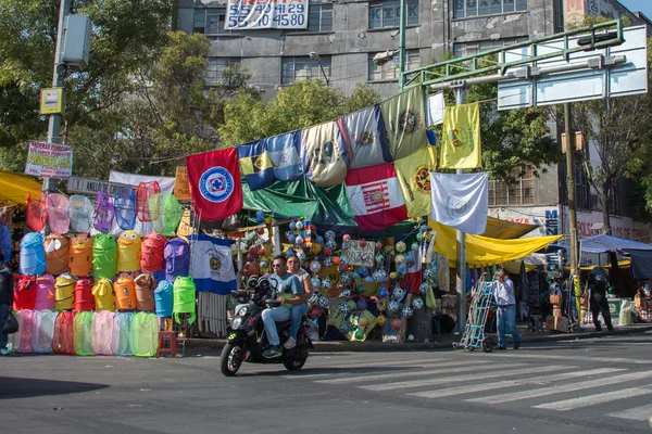 Mexico City, Meksika - 9 Şubat 2015 - insanlar sokak Mağazalar satın alma — Stok fotoğraf