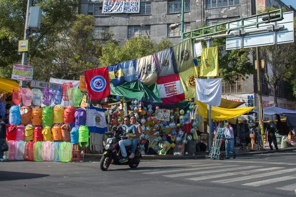 MEXICO CITY, MEXICO - FEBRUARY, 9  2015 - People buying in street shops — Stock Photo, Image