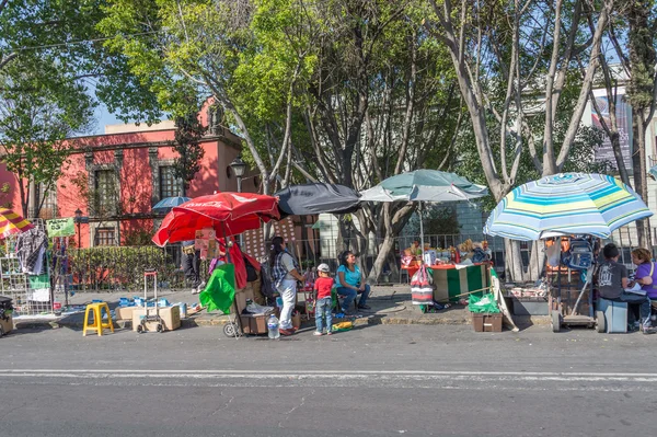 Meksyk, Meksyk -, 9 lutego 2015 r. - ludzie kupując w sklepach ulicy — Zdjęcie stockowe