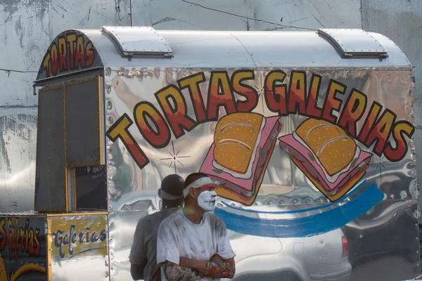 CIUDAD DE MÉXICO, MÉXICO - FEBRERO, 9 2015 - Hombre pintado de cara vendiendo comida —  Fotos de Stock