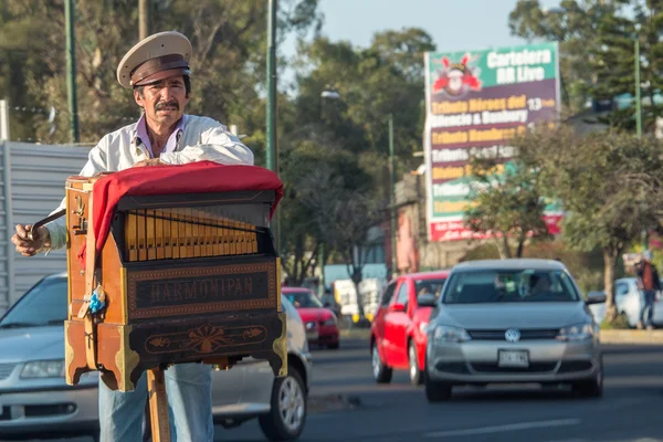 CITTÀ DEL MESSICO, MESSICO - 9 FEBBRAIO 2015 - Poveretto che suona l'organo a mano per strada — Foto Stock