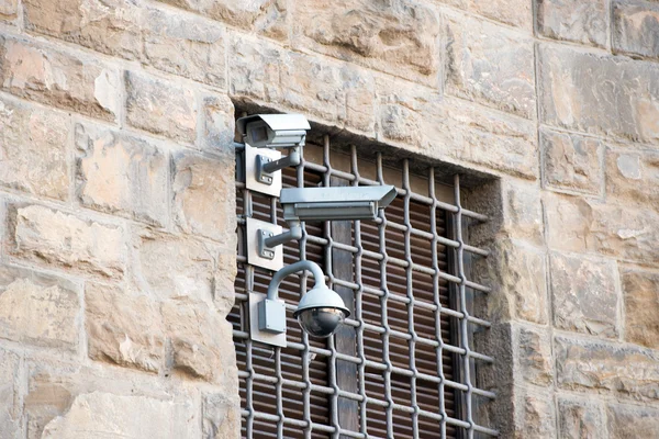 Überwachungskameras an uralter Mauer — Stockfoto