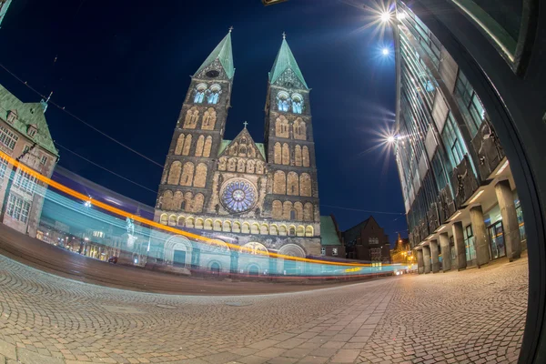 Luces de camiones de autobús en Bremen ciudad vieja vista nocturna — Foto de Stock