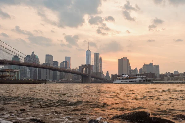 NUEVA YORK - EE.UU. - JUNIO, 12 2015 ferry pasando por debajo de Manhattan — Foto de Stock